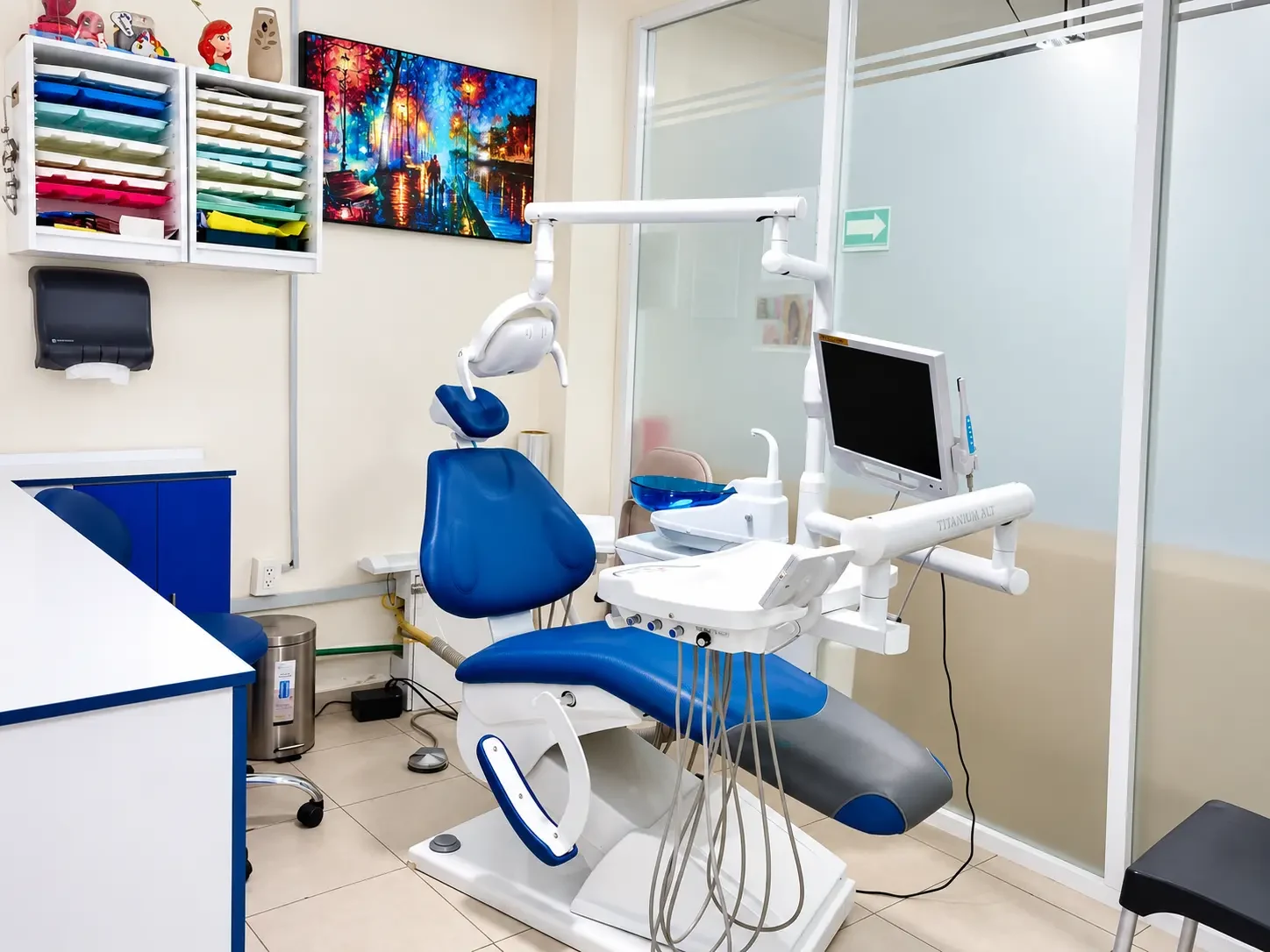 Consultorio equipado con unidad dental en Smart Klinic Dental